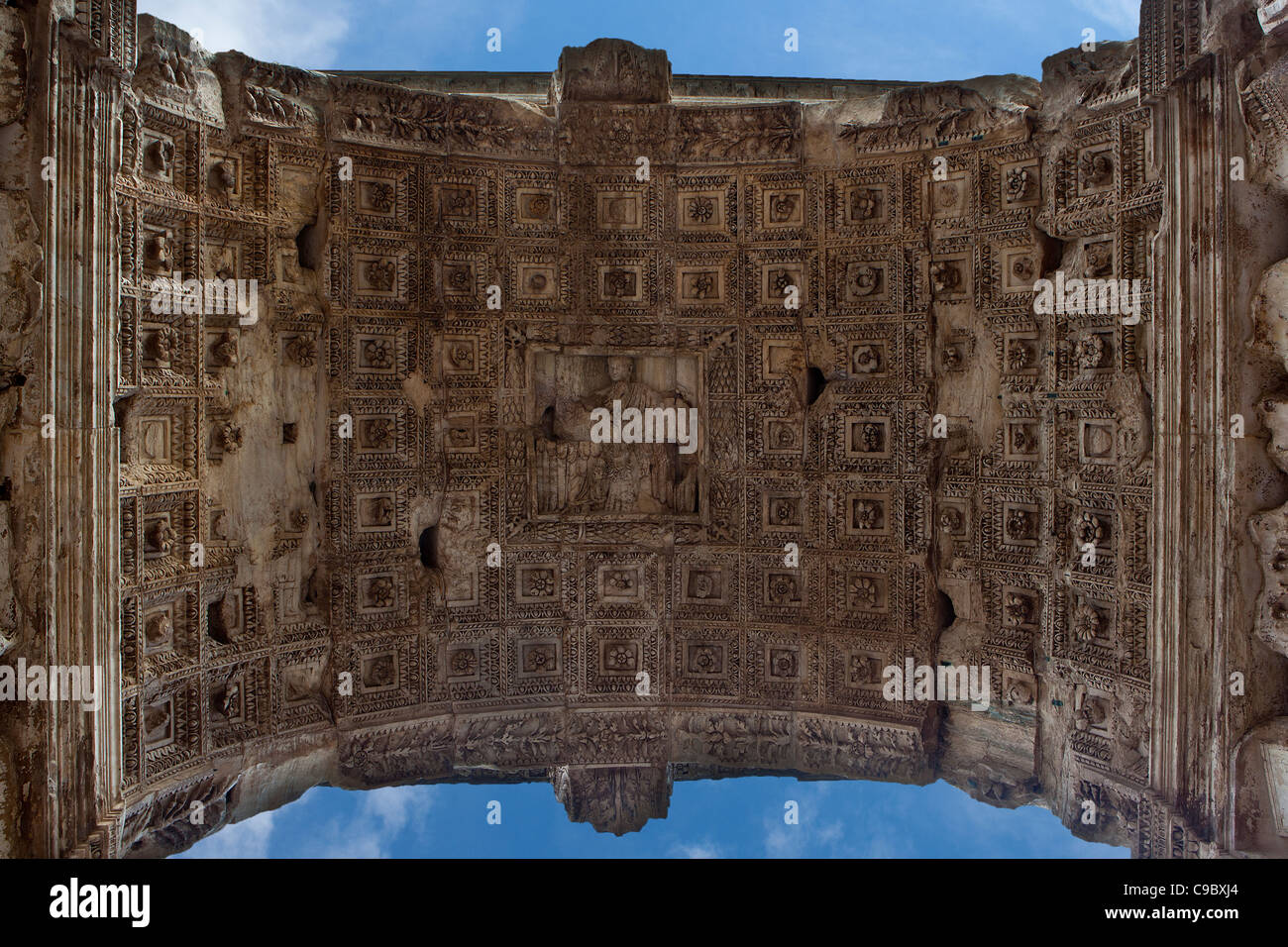 Blick von unten auf den Arco di Tito (Titos Bogen), gelegen in Foro Romano, Rom, Italien, Europa Stockfoto