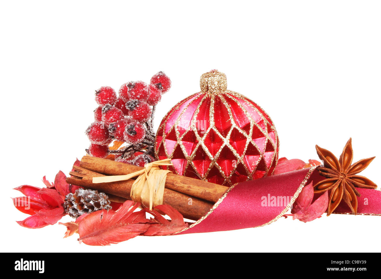 Weihnachts-Dekoration mit Gewürzen und potpourri Stockfoto