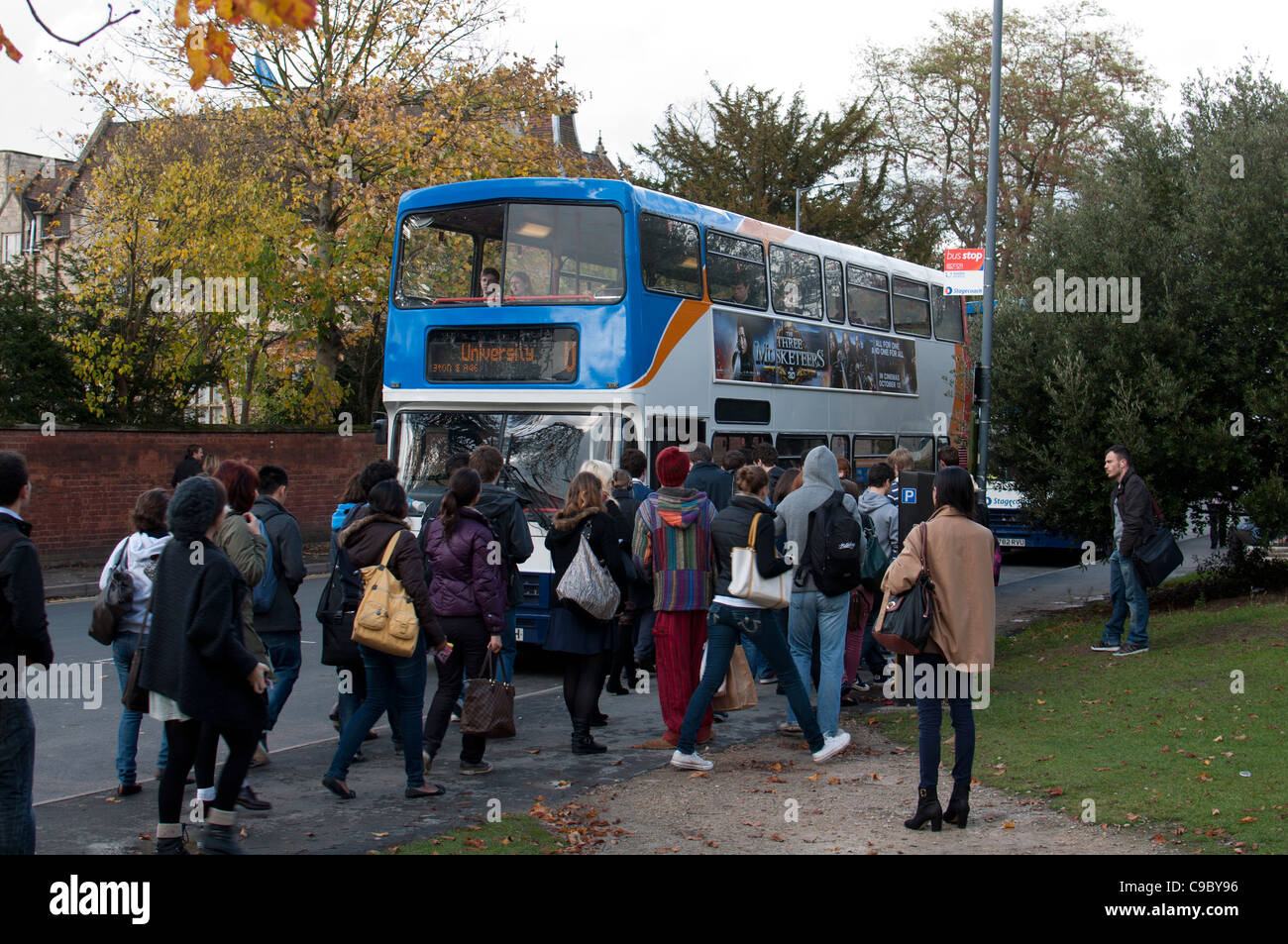 Schüler fangen Warwick University Bus, Leamington Spa UK Stockfoto Schüler fangen Warwick University Bus, Leamington Spa UK Stockfoto