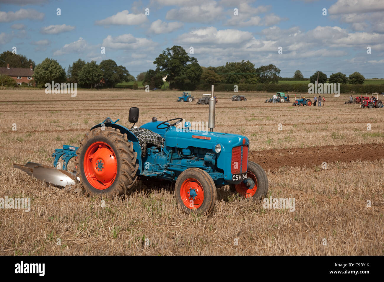 Alten restaurierten Fordson Dexta Traktor beim Pflügen Spiel Norfolk Stockfoto