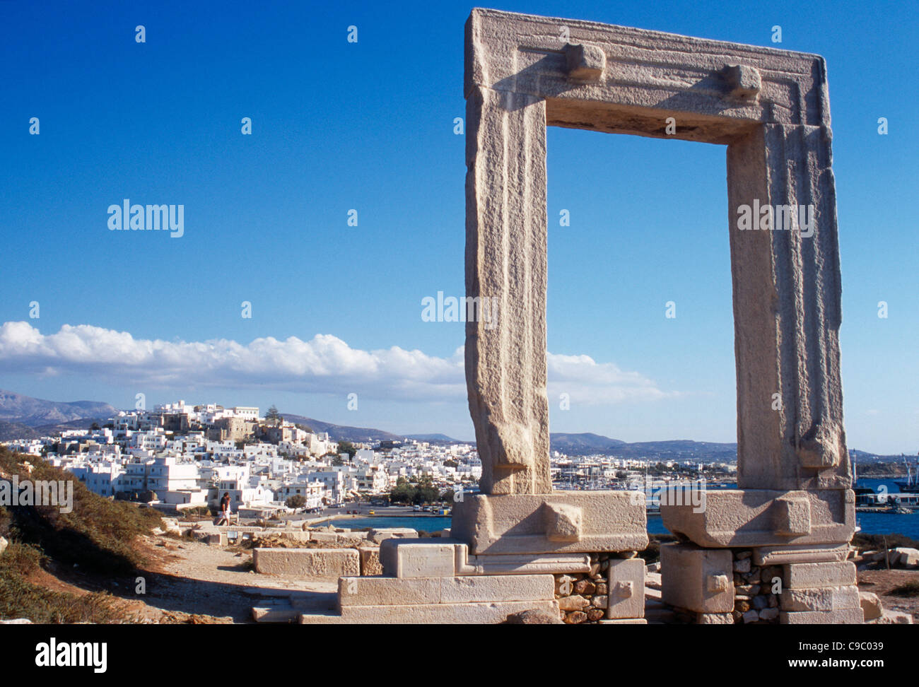 Griechenland Ägäis Inseln Kykladen Naxos Ruinen der Tempel und Portara Gateway Marmor Tür Rahmung weiß bemalte Stadt darüber hinaus. Stockfoto
