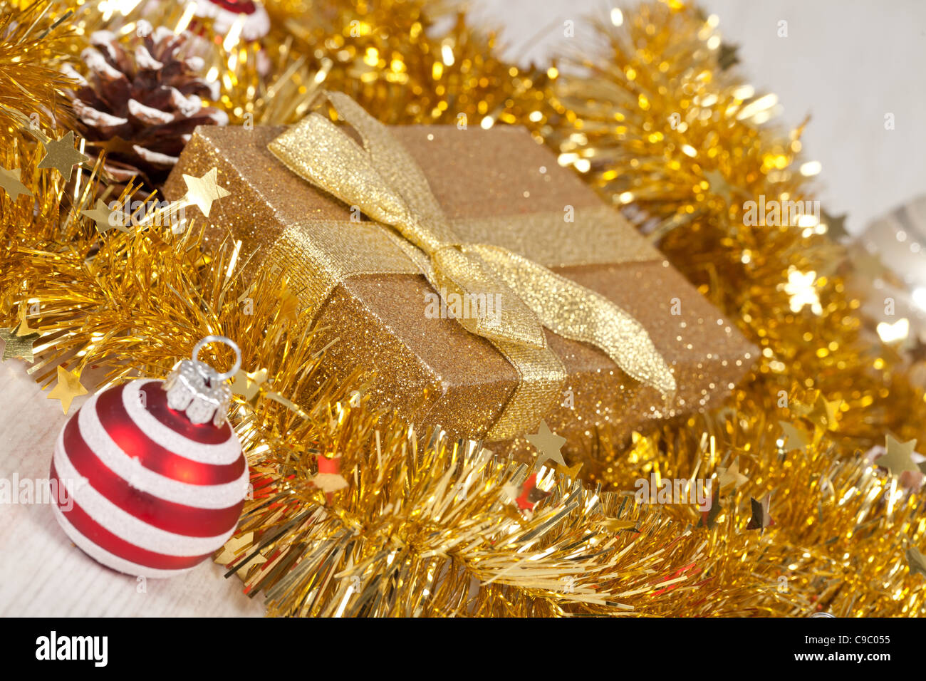 Elegante Goldene Weihnachten Geschenk verpacken und Dekorationen Stockfoto