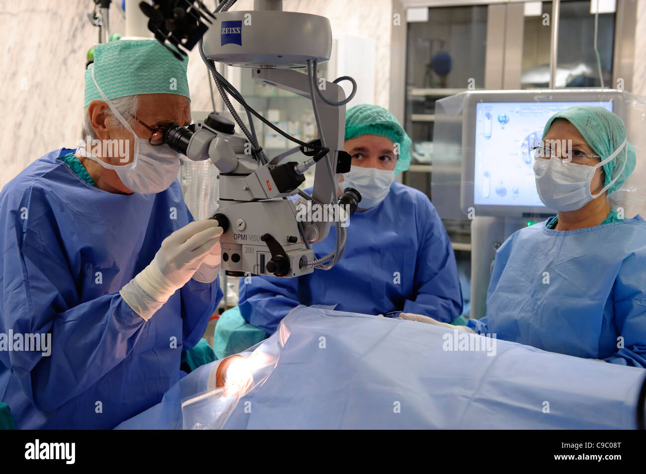 Augenchirurgie - Katarakt-Operation entfernen Stockfoto