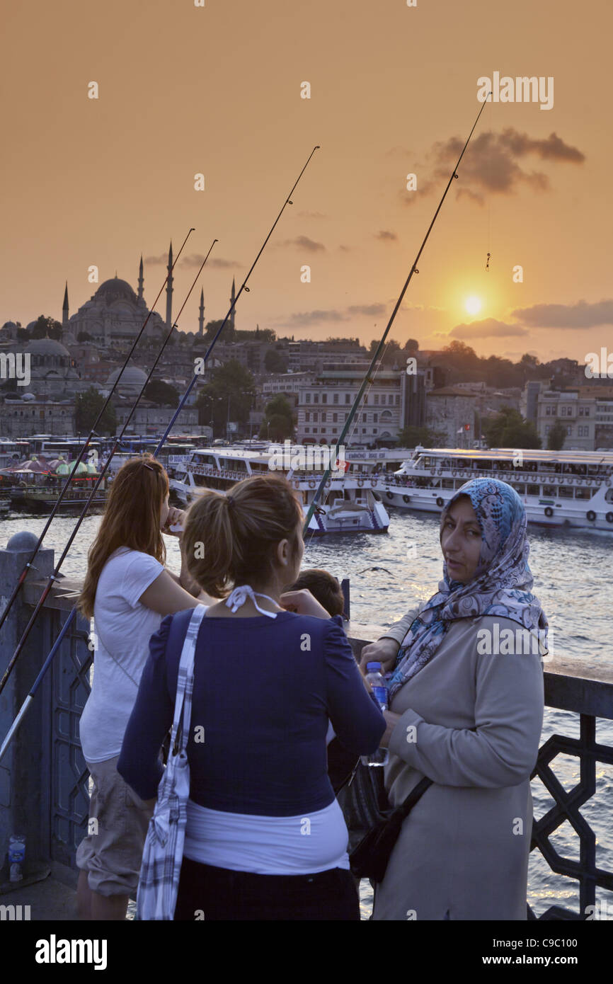 Galata-Brücke am Goldenen Horn, Fischer auf der Brücke, Istanbul, Türkei, Europa, Stockfoto
