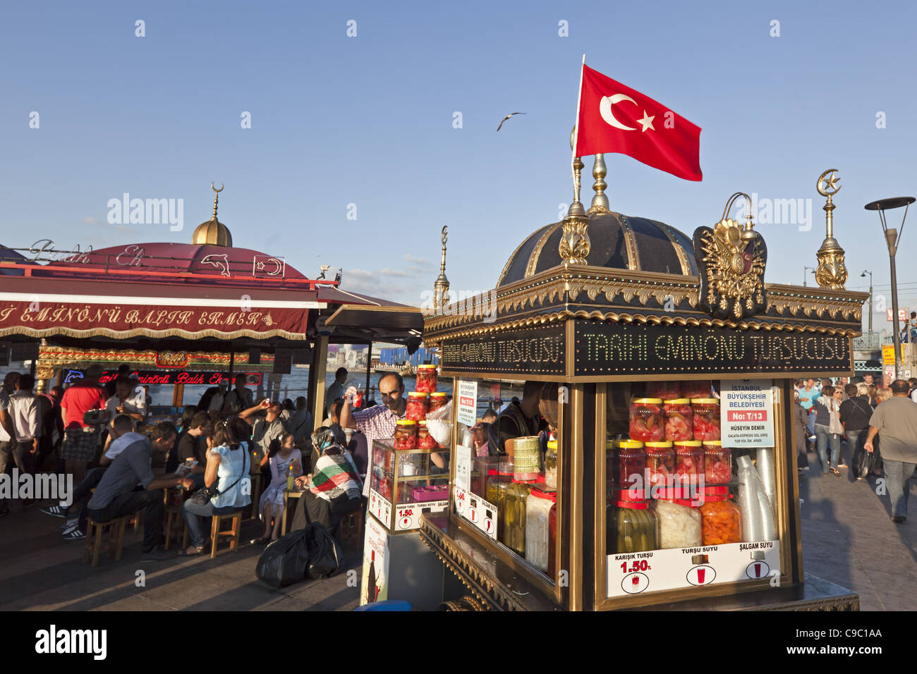 Stände mit Eminönü Waterfront, Fischfutter, frische Säfte, Istanbul, Türkei, Europa, Stockfoto