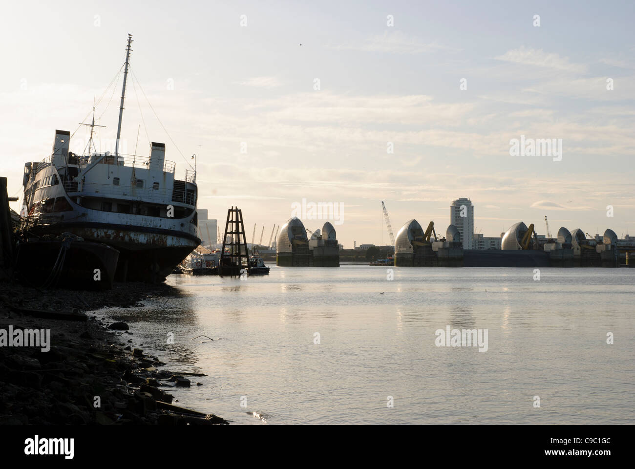 Thames bewegliche Flut Barriere und die Royal Iris, Woolwich, London Stockfoto