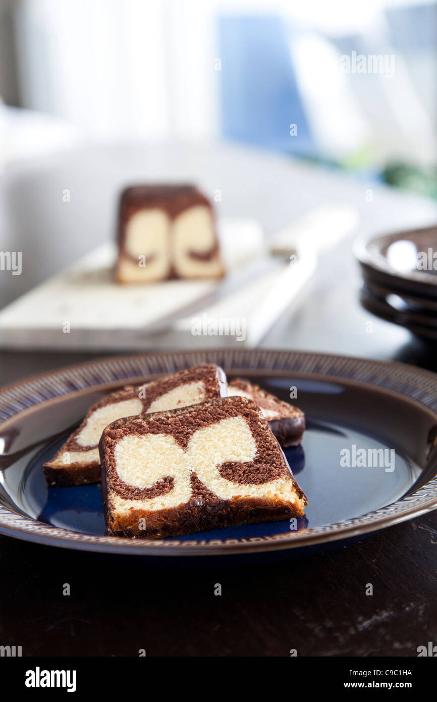 Drei Scheiben verführerische Schokolade und Zitrone gewürzt Marmorkuchen. Stockfoto