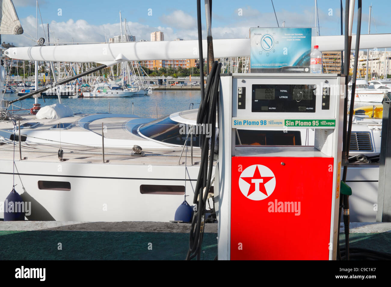 Große yacht Marina Tankstelle in Spanien Stockfoto