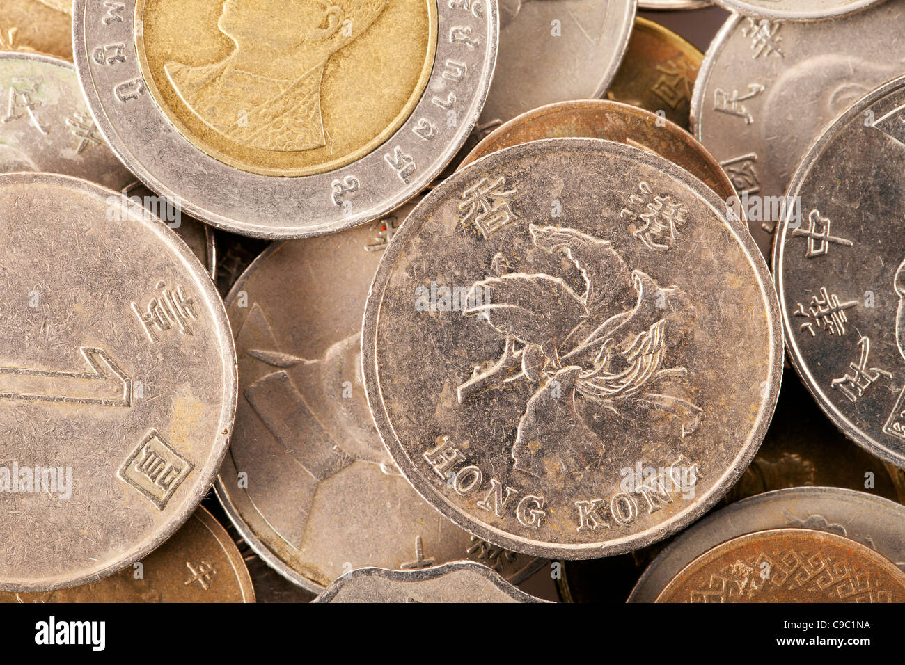 Asiatische Münzen mit Hongkong-Dollar in Mitte. Stockfoto