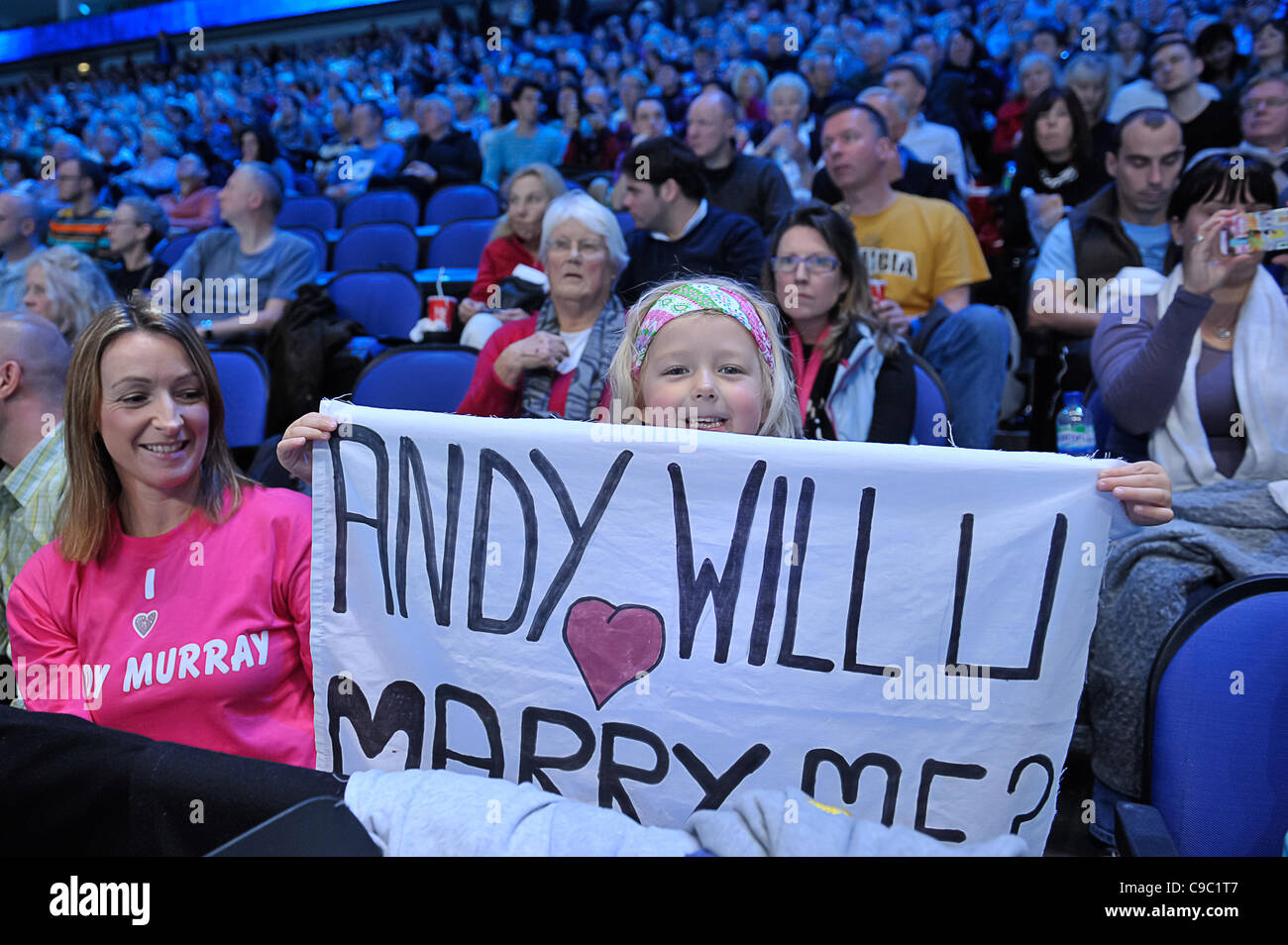 21.11.2011 London, England Tennis Fan warten Andy Murray von Vereinigtes Königreich während Tennis Barclays ATP World Tour Finals 2011 in der 02-London-Arena. Stockfoto