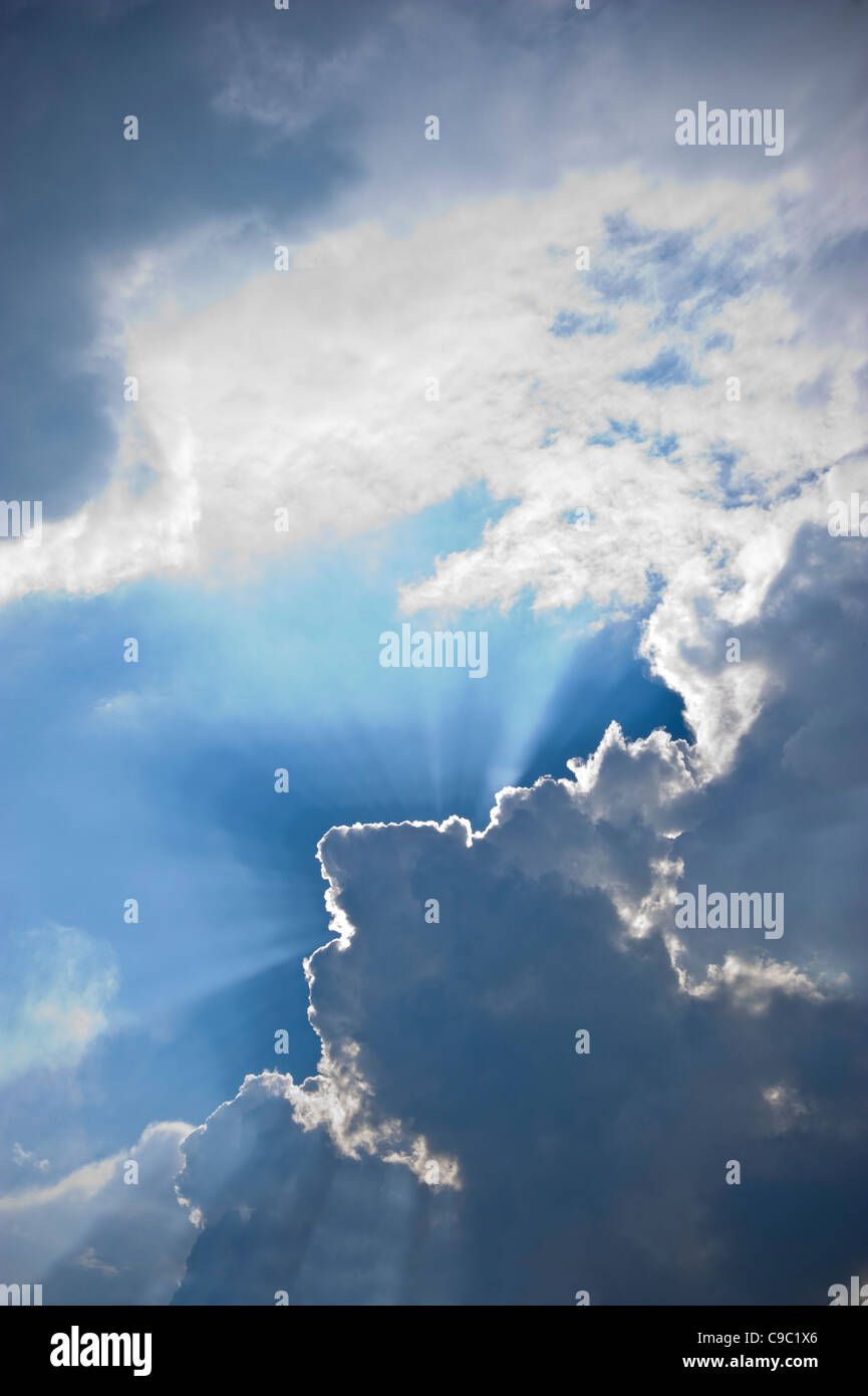 Sun Burst Angel Strahlen durch Wolken Stockfoto
