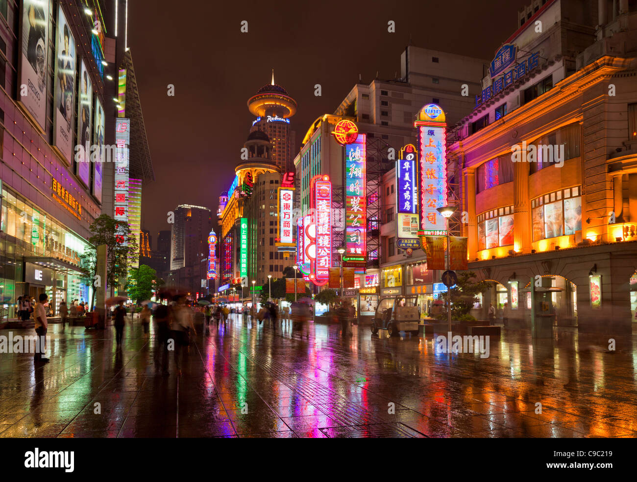 Nachtzeit auf Nanjing Road East, Shanghai City centre, Volksrepublik China, VR China, Asien Stockfoto