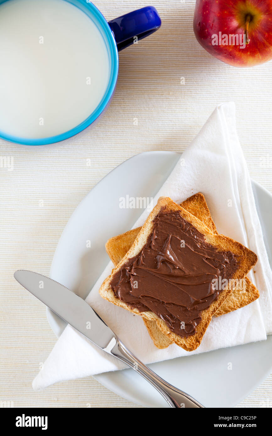 Frühstück mit Nutella auf Toast und Milch Stockfoto