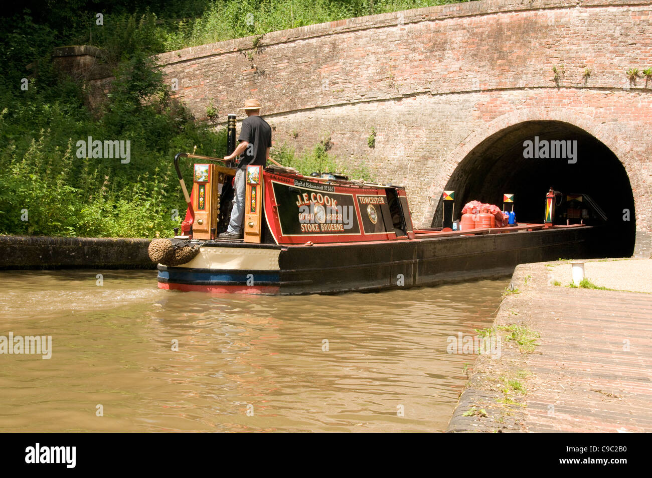 Eine traditionelle Arbeiten Narrowboat in Blisworth Tunnel Stockfoto