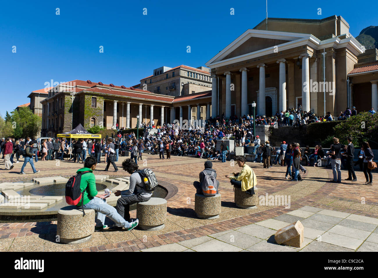 Studenten sammeln auf den Treppen des Campus der University of Cape Town in Südafrika Stockfoto