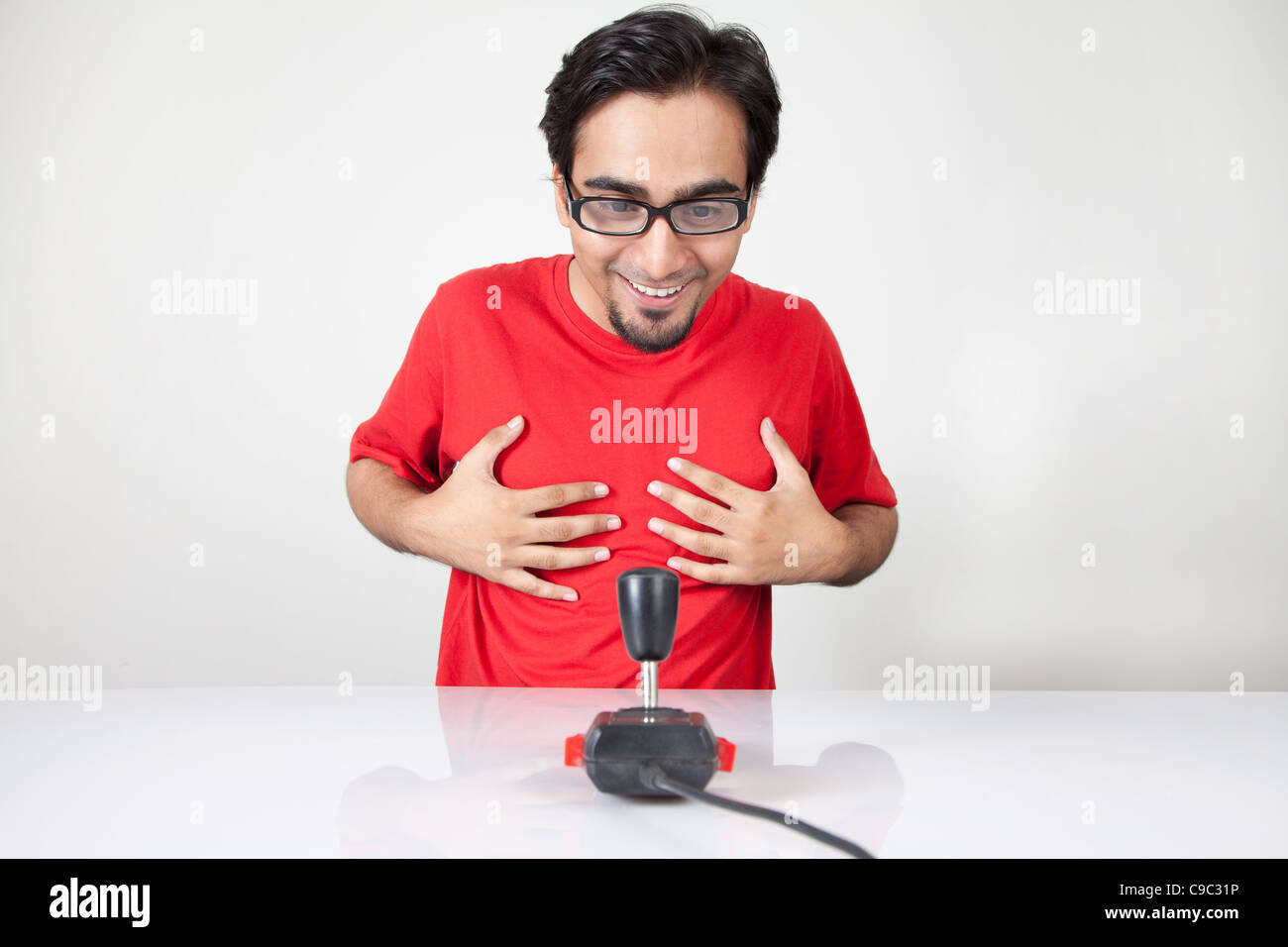 Spiel Nerd gespannt auf einen Retro-joystick Stockfoto