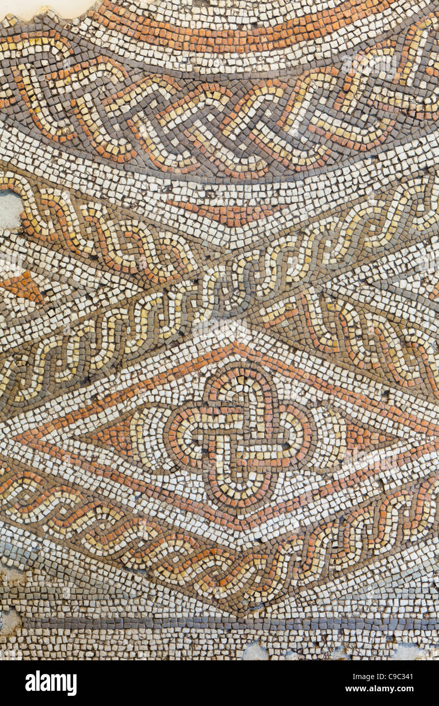 Ein geometrisches Mosaik aus einer römischen Villa im Chilgrove Valley im Fishbourne Roman Palace, nr Chichester, West Sussex UK Stockfoto