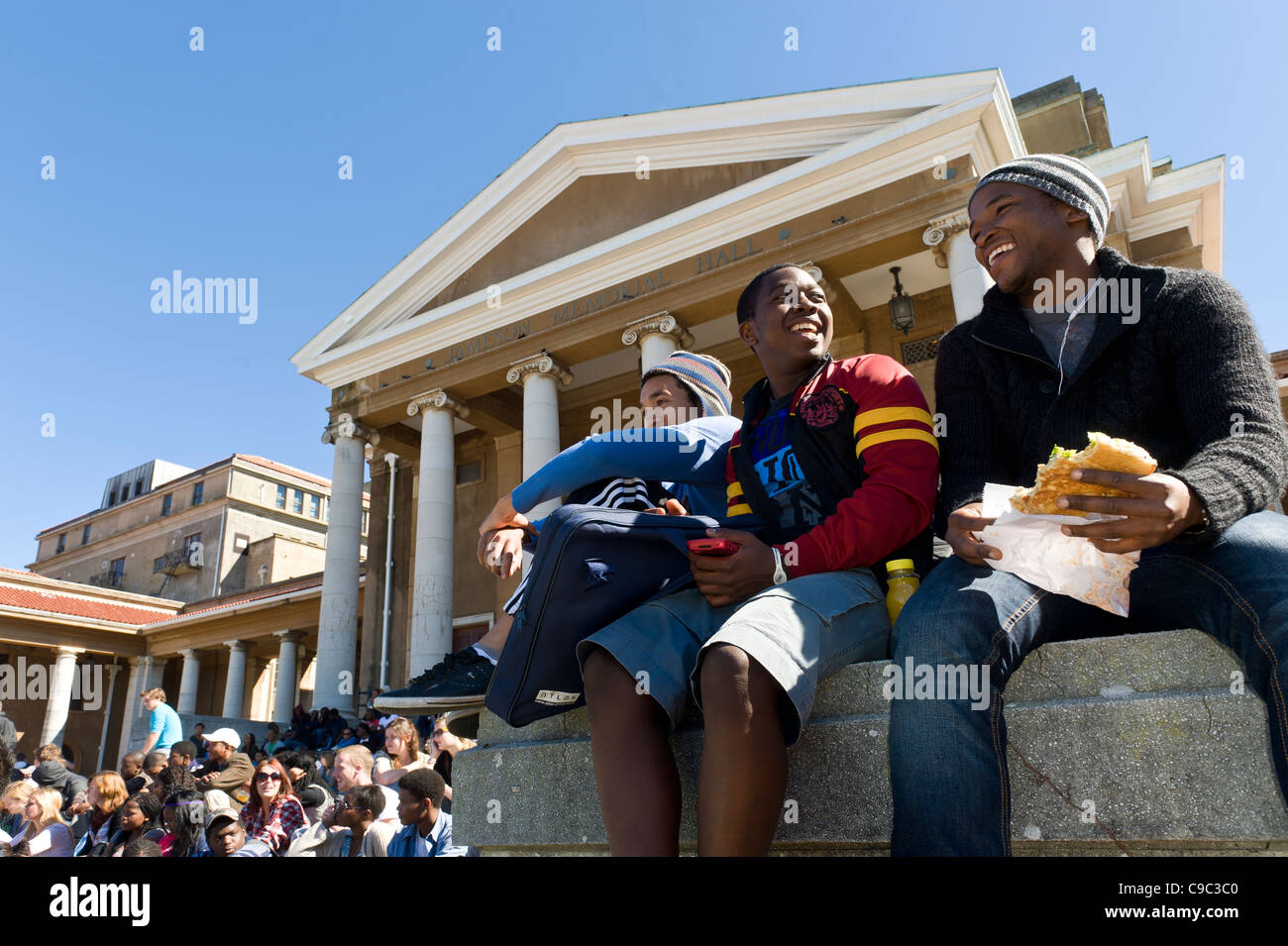 Studenten sammeln auf den Treppen des Campus der University of Cape Town in Südafrika Stockfoto