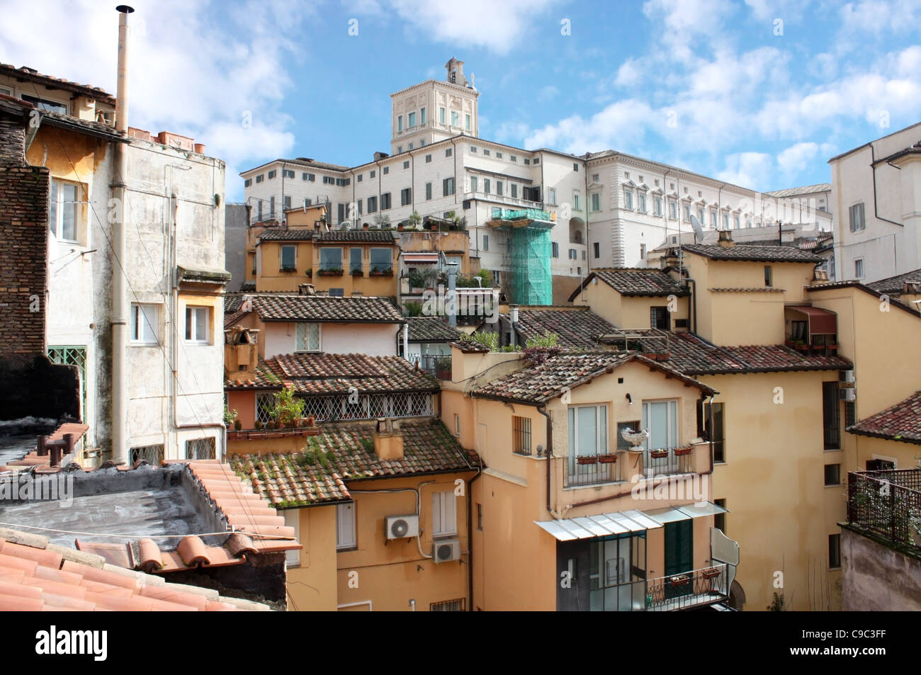 Einzigartige Aussicht auf Rom Quirinal Gebäude über den Dächern von Gebäuden Umgebungen. Stockfoto