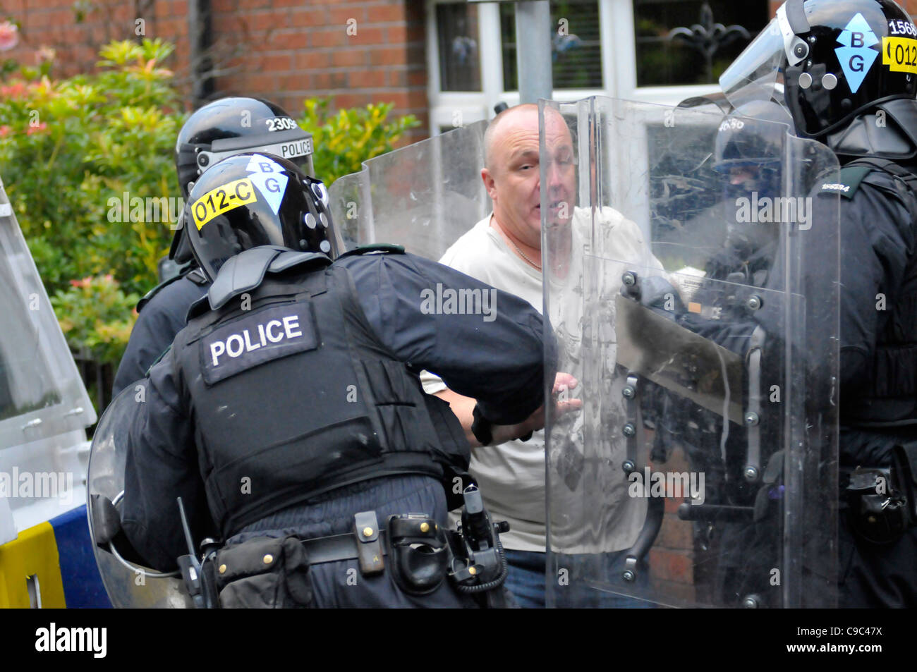 PSNI Offiziere verhaftet einen Mann während der Krawalle in der Bogside, Londonderry, Nordirland. Stockfoto