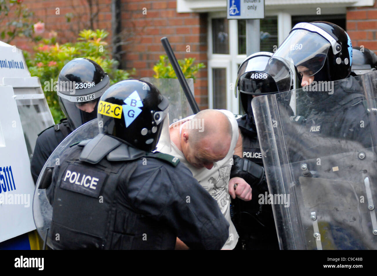 PSNI Offiziere verhaftet einen Mann während der Krawalle in der Bogside, Londonderry, Nordirland. Stockfoto