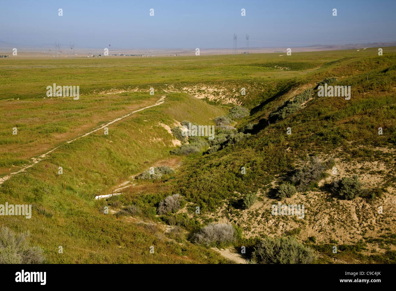 Wallace Creek zeigt einen 420-Fuß-Offset, verursacht durch die Bewegung auf der San-Andreas-Verwerfung in Carrizo Plain National Monument. Stockfoto