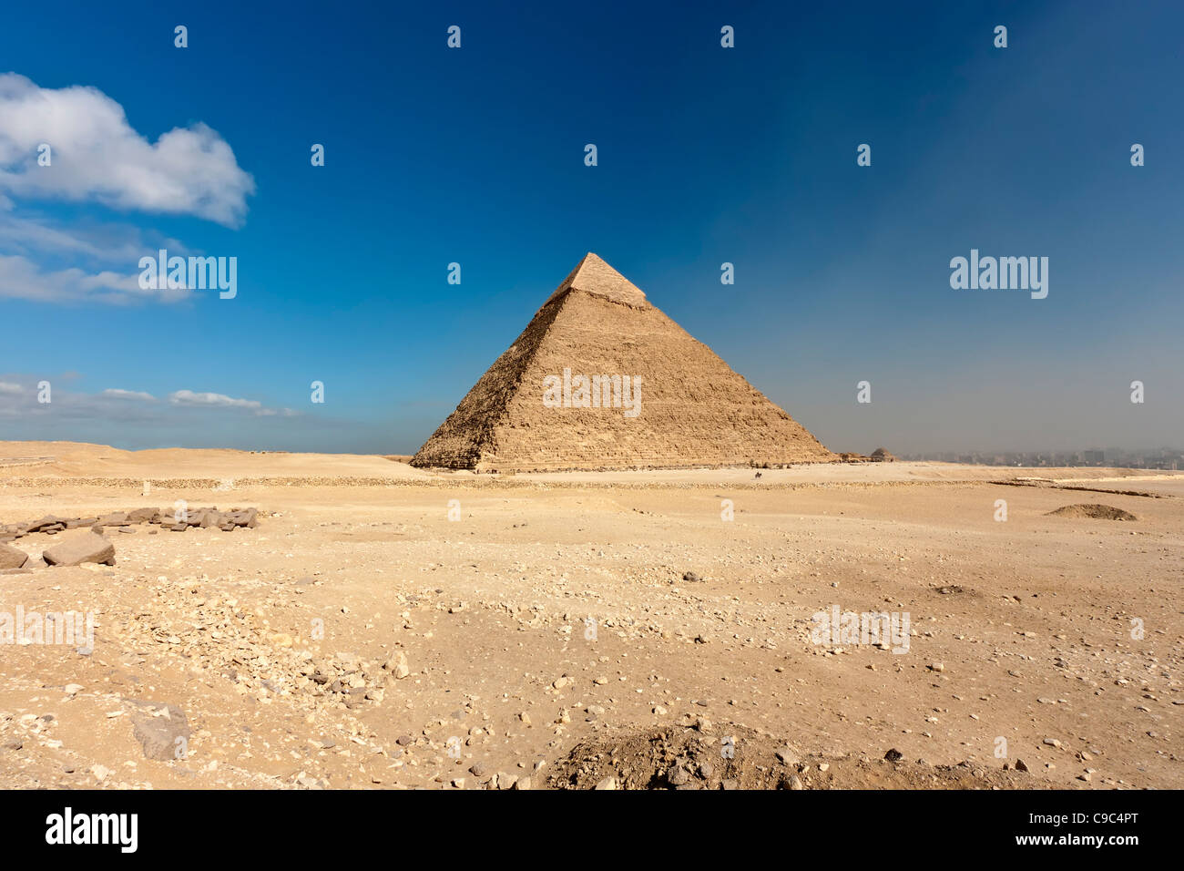 Die Pyramide des Chephren sitzt allein im Wüstensand an der Gizeh-Pyramiden-Website mit dem Cairo Smog sichtbar auf der rechten Seite. Stockfoto