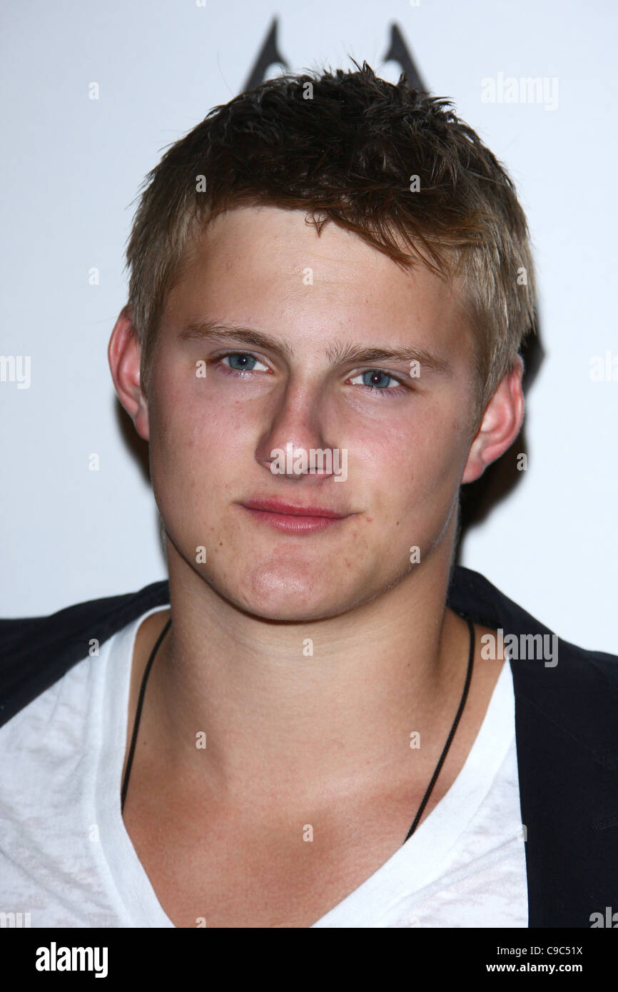 ALEXANDER LUDWIG ELDER SCROLLS V: SKYRIM. Videospiel LAUNCH PARTY DOWNTOWN LOS ANGELES Kalifornien USA 8. November 2011 Stockfoto