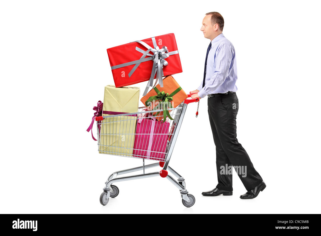 Mann schob einen Einkaufswagen voller Geschenke Stockfoto