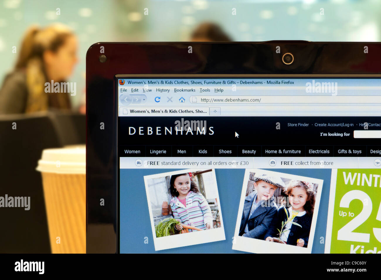 Die Debenhams Website erschossen in einem Coffee-Shop-Umfeld (nur zur redaktionellen Verwendung: print, TV, e-Book und redaktionelle Webseite). Stockfoto