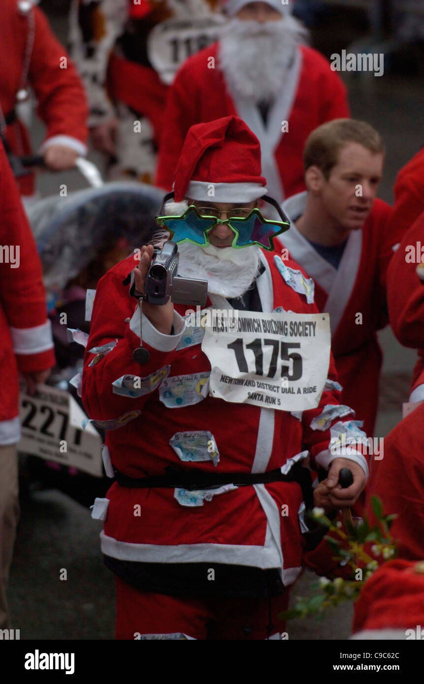 Die jährliche Santa Run in Newtown, Mid Wales, die hilft, um Geld für gute Zwecke zu erhöhen. Stockfoto