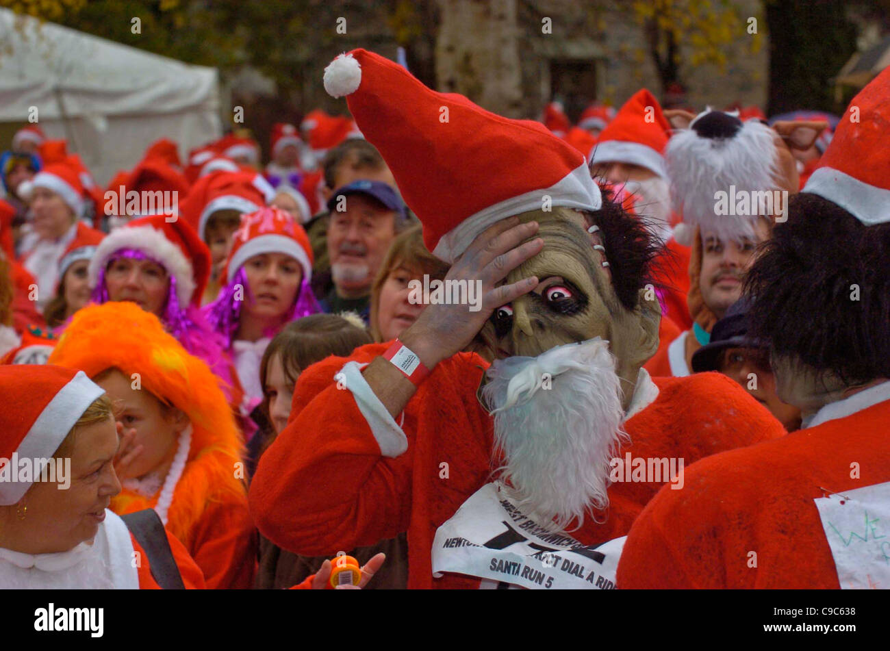 Die jährliche Santa Run in Newtown, Mid Wales, die hilft, um Geld für gute Zwecke zu erhöhen. Stockfoto