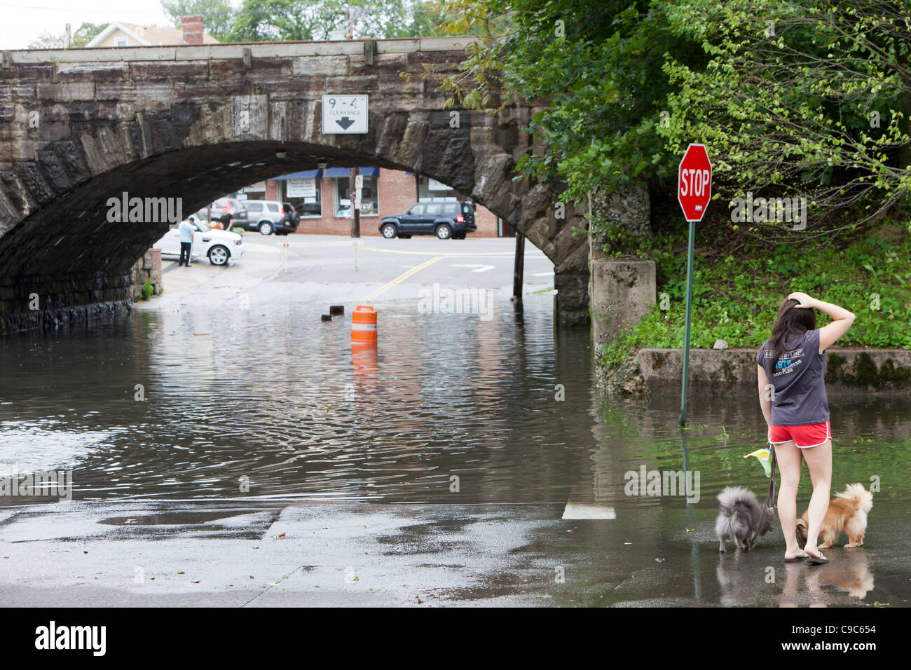 Ein ortsansässiger Umfragen Fluten unter Metro-North Railroad Vorfahrt in der Nachmahd von Hurrikan Irene in Mamaroneck, New York. Stockfoto