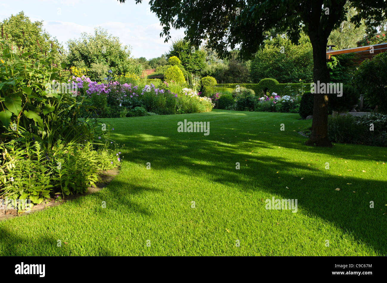 Rasen in einem beständigen Garten. Design: Marianne und Detlef lüdke Stockfoto