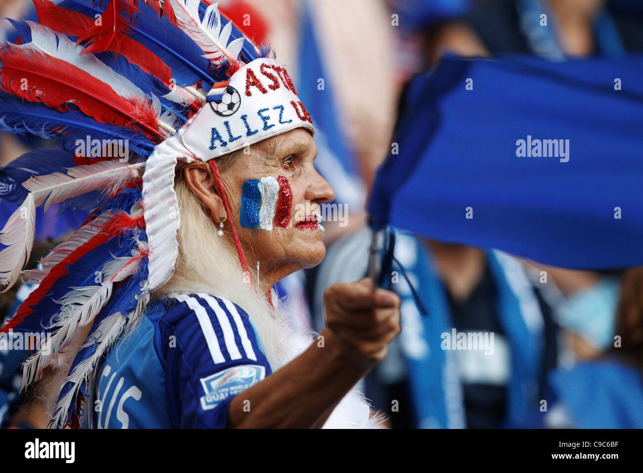 Ein französischer Unterstützer schwingt bei einem Spiel zwischen Frankreich und Deutschland der FIFA Frauen-Weltmeisterschaft Gruppe A Die Flagge. Stockfoto