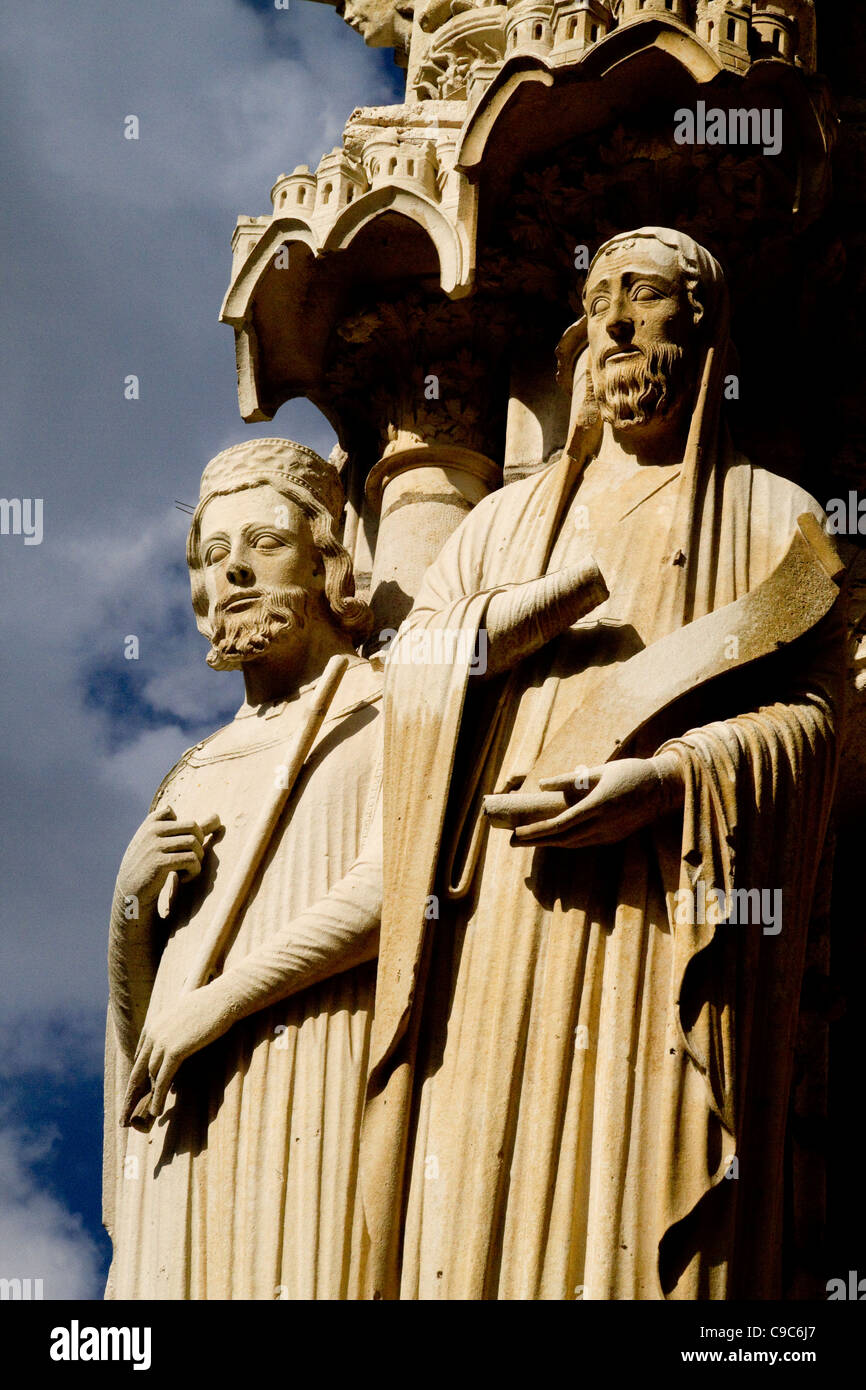 Skulpturen an der Fassade der Chartres Kathedrale Frankreich Stockfoto