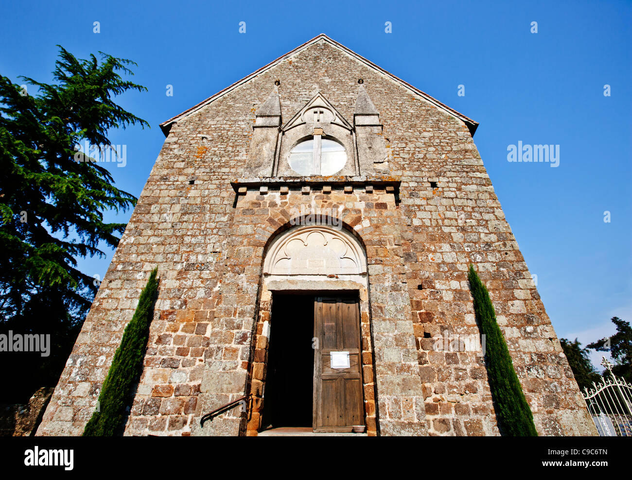 Kleine Kirche, Tor. Église de Saint-Fromagerie-le-Gérei Sinan, Mancelles, Orne, Basse-Normandie Stockfoto