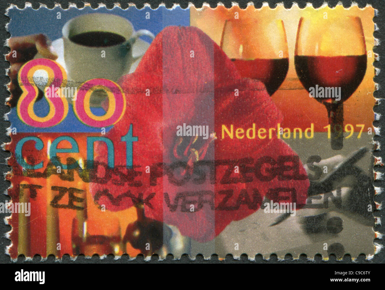 Niederlande 1997: Eine Briefmarke zeigt Amaryllis umgeben von Kaffee, zwei Gläser Wein, Karte der Hand schreiben, Candle-Light Stockfoto Niederlande 1997: Eine Briefmarke zeigt Amaryllis umgeben von Kaffee, zwei Gläser Wein, Karte der Hand schreiben, Candle-Light Stockfoto