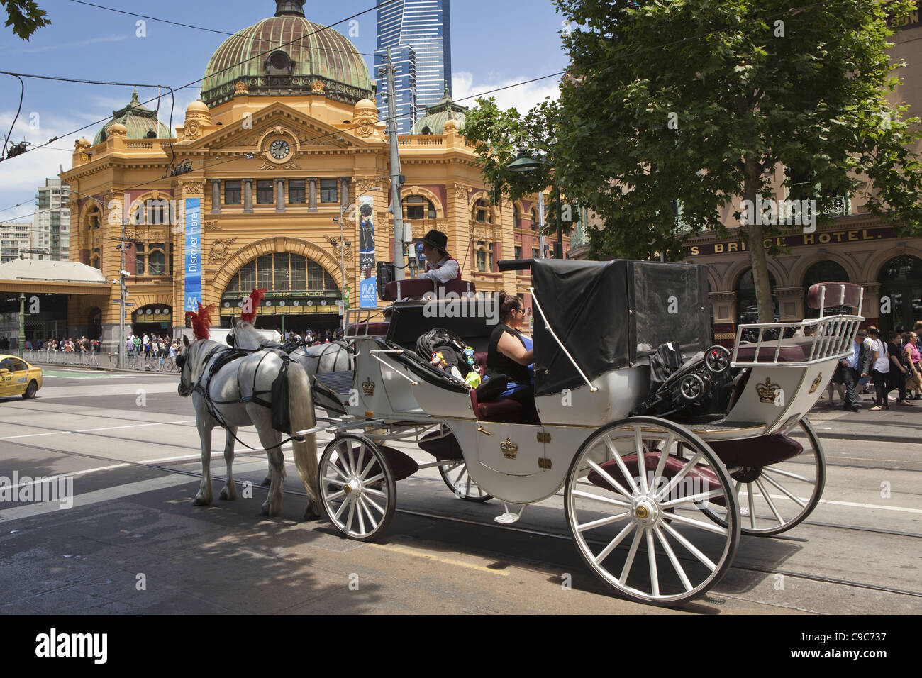 Melbourne-Sonnentag auf den Stadt-Transportsystemen. Pferd zeichnen Wagen an der Flinders Street Station. Stockfoto