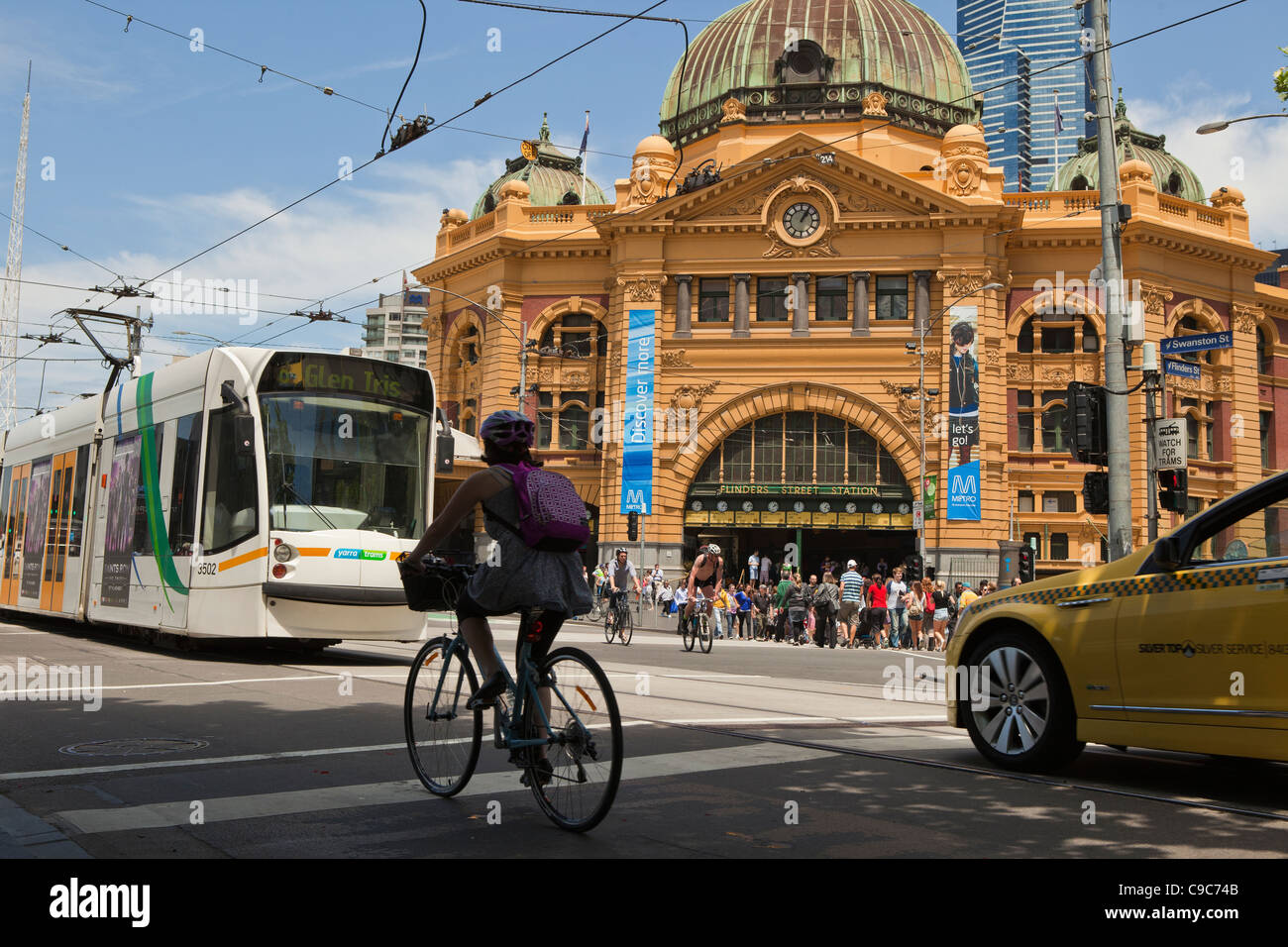 Melbourne-Sonnentag am Stadt-ÖPNV-Systeme. Taxi-Fahrrad und Straßenbahnen und sogar die Stadt Zug in Flinders Street Station. Stockfoto