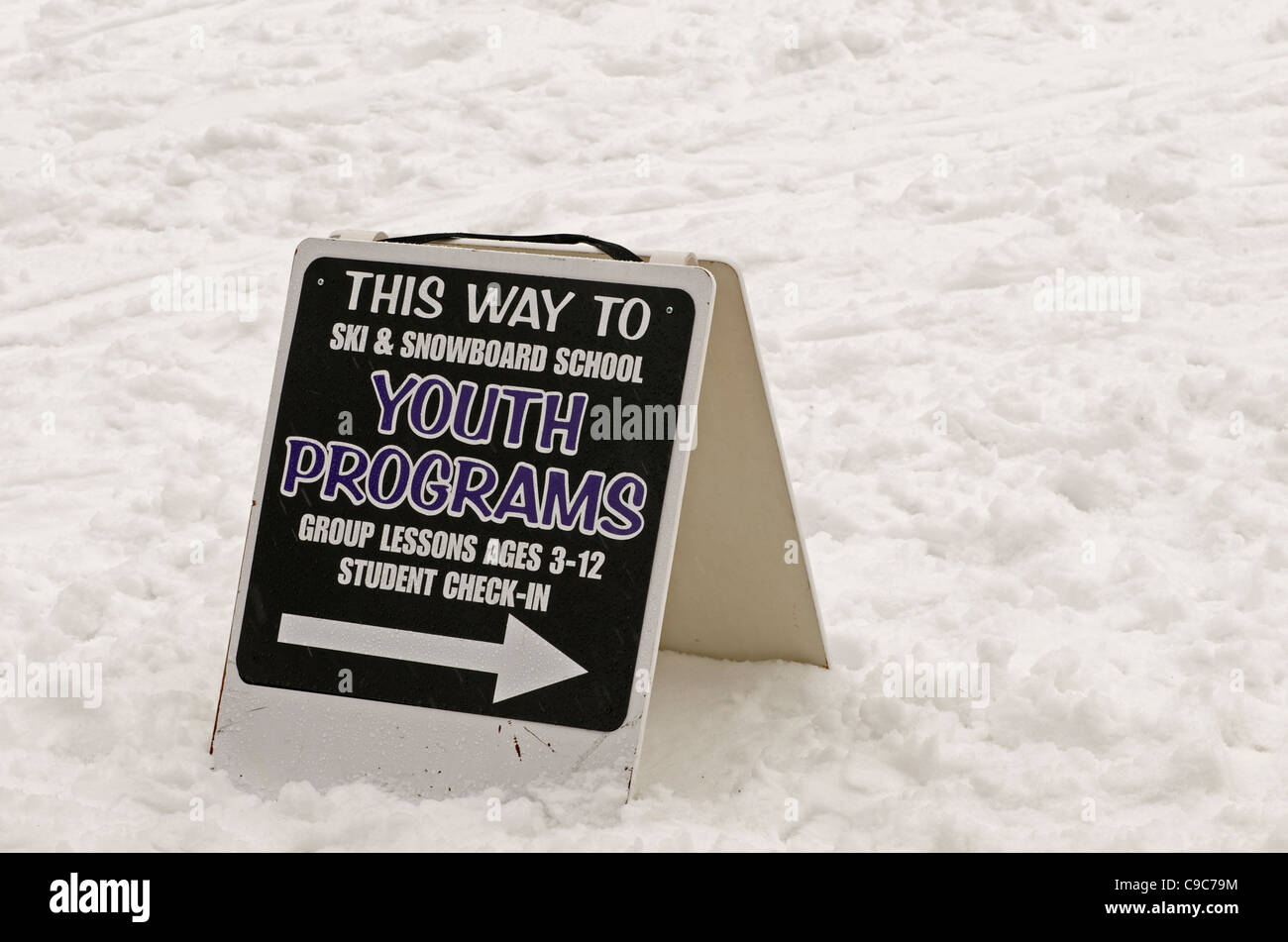Jugend-Ski- und Snowboard-Schule im Zeichen überprüfen Stockfoto
