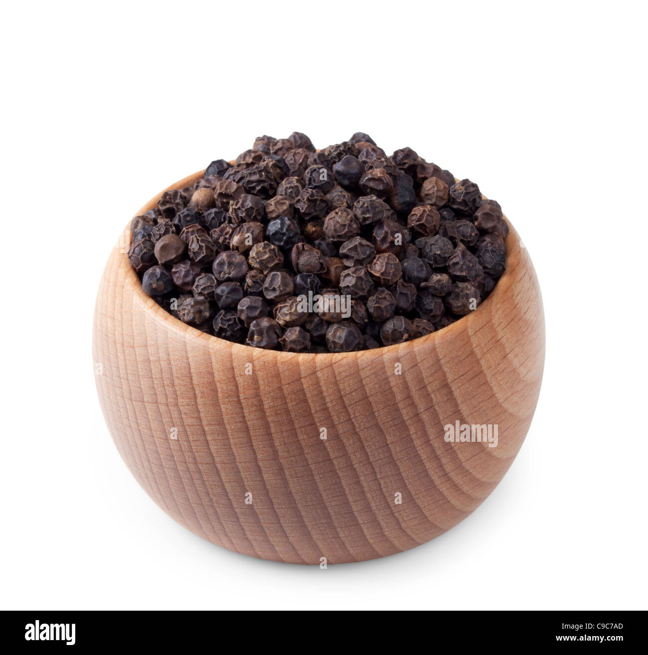 Holzschale voller schwarzer Pfeffer isoliert auf weißem Hintergrund Stockfoto