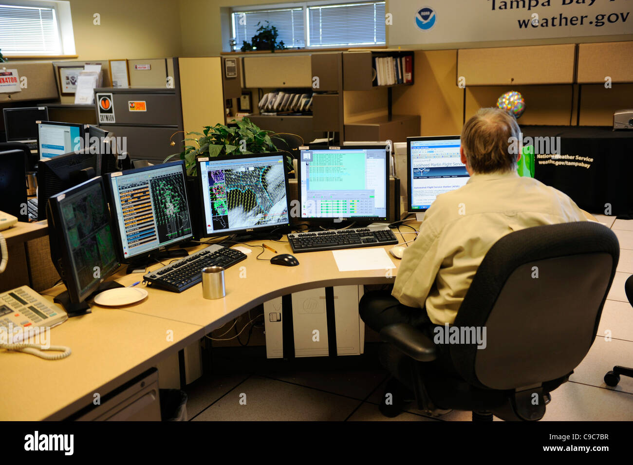 Radar doppler Meteorologe Arbeit Plan Studie Studien Lageplan Karten Technologie Computer Displays Bildschirm Computerbildschirmen Stockfoto