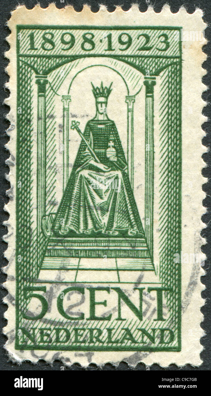 Niederlande - ca. 1923: Eine Briefmarke gedruckt in den Niederlanden, zeigt, dass Wilhelmina der Niederlande auf dem Thron, ca. 1923 sitzt Stockfoto