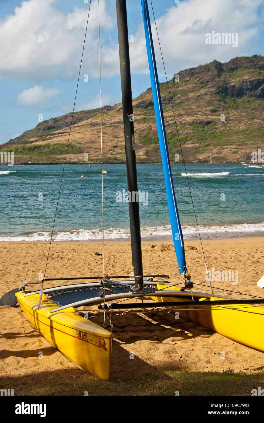 Gelben Katamaran am Strand, Kauai, Hawaii Stockfoto