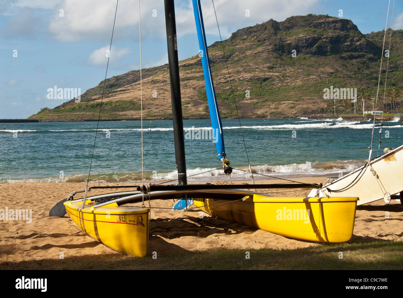Gelben Katamaran am Strand, Kauai, Hawaii Stockfoto