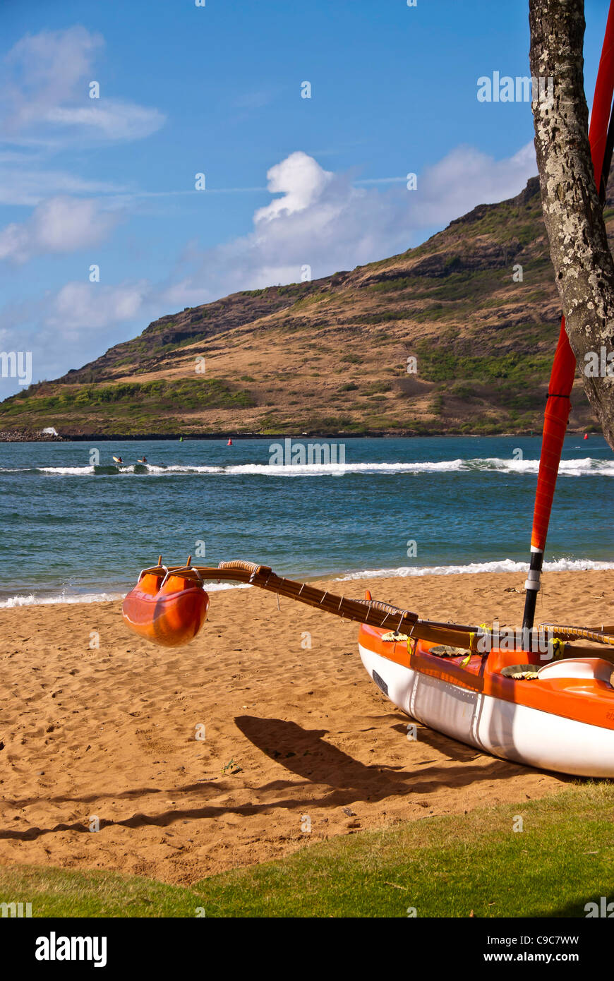 Ausleger-Kanu am Strand, Kauai, Hawaii Stockfoto