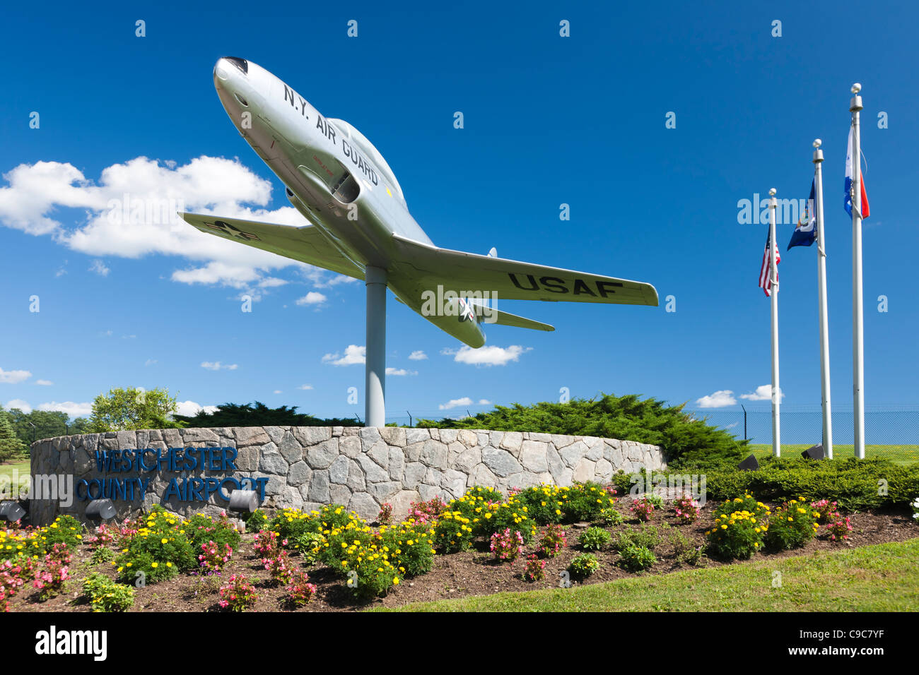 New York Air National Guard Lockheed T-33 am Eingang der Westchester County Airport in der Nähe von White Plains, New York. Stockfoto