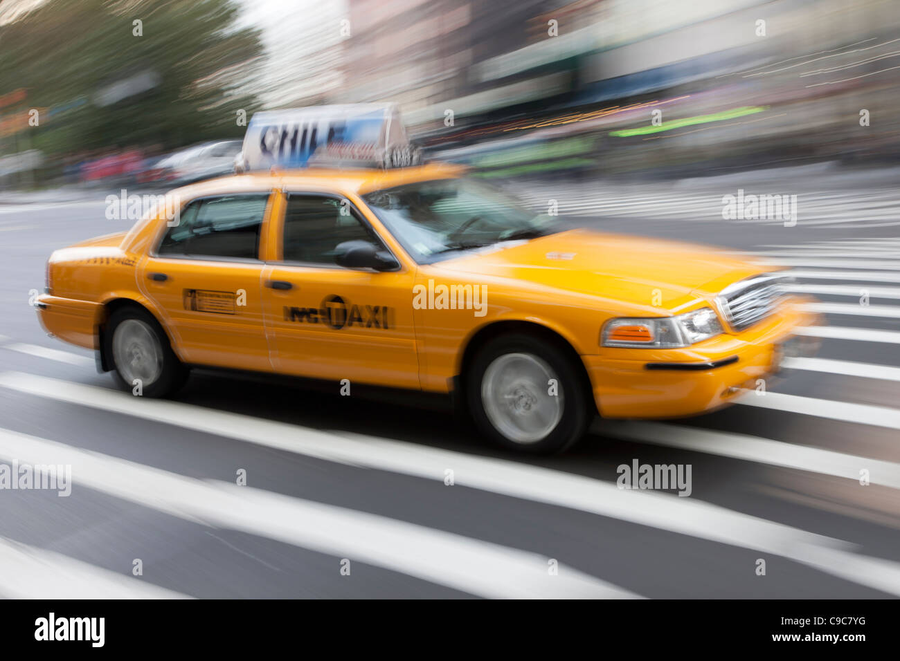Ein Taxi rast durch die Straßen von Manhattan in New York City. Stockfoto