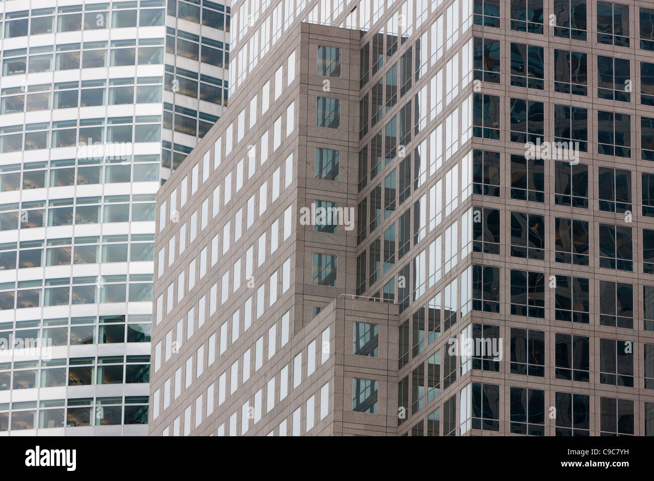 Kontrastierende Gebäudefassaden und Reflexionen an Gebäuden in Battery Park City in New York City. Stockfoto